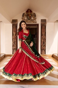 Lehenga Navratri en tissu Georgette avec imprimé Bandhej à effet feuille, dentelle à motif en relief, détails vintage et touche élégante de dentelle Gota Patti - Product Image 1