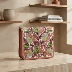 Pochette à bandoulière artisanale en broderie Crewel du Cachemire, couleur crème, avec motif Chinar d'automne - Product Image 6