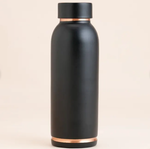 Bouteille en cuivre artisanale avec revêtement noir et emblème de lotus, vaisselle de voyage portable au design traditionnel - Product Image 2