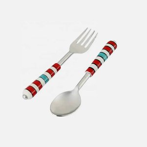 Ensemble exclusif de cuillères et fourchettes à salade en métal avec manche carré martelé pour la maison et les hôtels – Services à salade dorés - Product Image 5