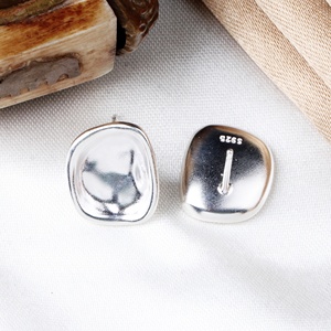 Pendientes de Plata de Ley 925 con Diseño Geométrico Cóncavo, Joyería Fina, Memoria Jewels, Venta al Por Mayor - Product Image 2