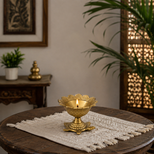 Lámpara de aceite tradicional de latón con base de tortuga y diseño de loto grabado para ceremonias religiosas de Diwali y decoración del hogar - Product Image 4