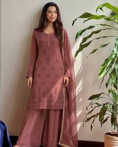 Ensemble prêt-à-porter entièrement cousu avec haut en faux georgette brodé par des artisans, pantalon palazzo et dupatta en faux georgette. - Product Image 4