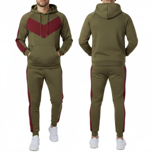 Ensemble de survêtement streetwear kaki de haute qualité avec empiècements chevron et contraste bordeaux pour homme – Coupe ajustée – Vêtements de sport - Product Image 3