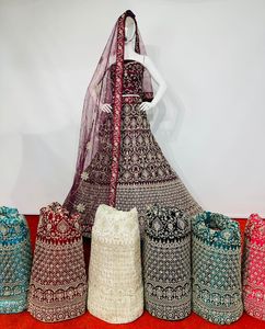 ชุดเดรสลำลองแวววาวเสื้อเบลาส์หนาเต็มตัวประดับด้วยหินสีเงินระยิบระยับและเพชร - Product Image 2