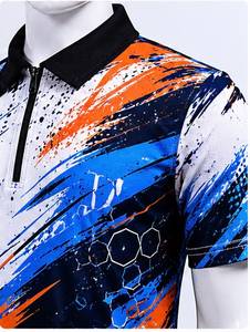 เสื้อโปโลผู้ชายแขนสั้นลายพิมพ์ดิจิทัล แห้งเร็ว ดีไซน์ซิป สีน้ำเงิน ส้ม ขาว ลายถัก 100% - Product Image 3