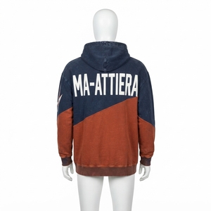Sudadera con capucha colorblock para hombre en azul marino y marrón con panel diagonal y detalle de franja en la manga, bolsillo canguro, ropa urbana personalizada para hombre - Product Image 2