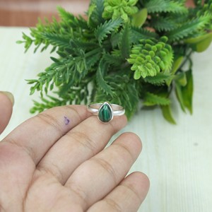 Anillo de Promesa Boho Minimalista Hecho a Mano con Plata de Ley 925 Pura, Gema de Malaquita Natural en Forma de Pera, Engaste de Bisel en Oro Rosa - Product Image 6