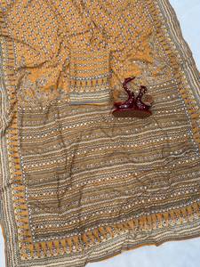 Sari de georgette sintético con hermoso corte de diseñador, adornado con pedrería y espejos, combinado con una prenda de blusa sin coser de georgette sintética. - Product Image 6