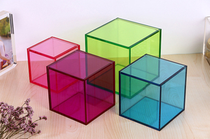 Boîte de rangement moderne et élégante en acrylique pour parfums, soins de la peau, produits de beauté et parfums. - Product Image 4