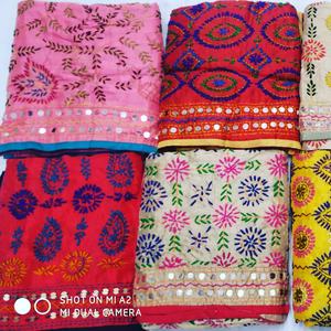Vente en gros de vêtements de plage ethniques indiens brodés, dupattas Phulkari, dupattas en georgette brodés à la main et colorés pour femmes - Product Image 2