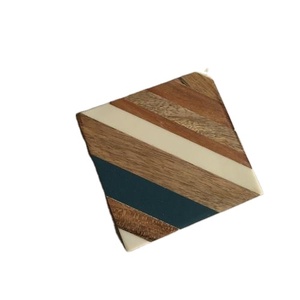 Juego de 4 posavasos de resina de madera hechos a mano, diseño de patrón de línea tejida, soporte de alfombrilla de escritorio multimaterial para té, cerveza, cartón para servir - Product Image 2