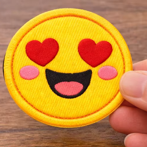Parche Bordado con Ojos de Corazón, Aplique Termoadhesivo para Decorar Ropa y Mochilas - Product Image 1