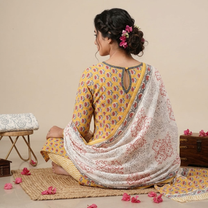 Traje Punjabi Amarillo Sol para Mujer |   Conjunto de Kurti y Pijama de Algodón con Estampado Floral Blanco y Borde |   Conjunto de Vestido Indio Profesional - Product Image 3