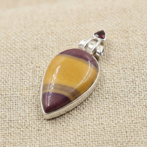 Pendentif artisanal en jaspe Mookaite et grenat, en argent 925 plaqué or jaune et or rose, style vintage, double pierre, bijou tribal pour elle - Product Image 1