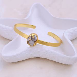 Bracelet ouvert ovale en howlite Mohave plaqué or fait à la main, bijou fantaisie ajustable - Product Image 3