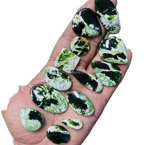 หินอัญมณีทรงหลวมสีเขียวทำด้วยมือ - Product Image 1