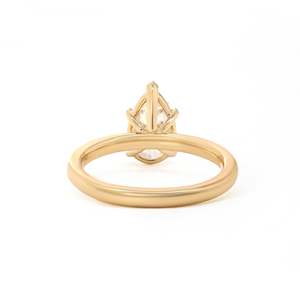 Anillo de Compromiso de Lujo con Diamante Cultivado en Laboratorio de 2.5ct en Forma de Pera, Certificado E VVS1 IGI, Oro Amarillo de 14K, Engaste Martini, Venta al Por Mayor - Product Image 5