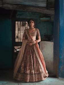 Ensemble Lehenga Choli Dupatta brodé marron indien pakistanais, col en V, tenue de mariage festive - Product Image 3