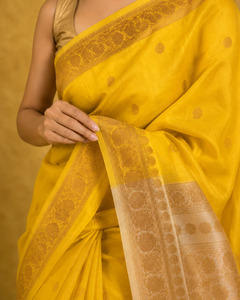 Sari en soie pure tissé à la main, jaune or lumineux, avec pallu en tissu Zari et brocart Banarasi, pour fêtes et cérémonies traditionnelles indiennes - Product Image 4