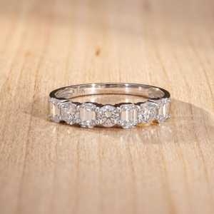 แหวนหมั้นเพชรทรงกลมและมรกต เพชรเลี้ยงในห้องปฏิบัติการ ทองคำแท้ 10K 14K 18K ดีไซน์เครื่องประดับชั้นดี รับรองโดย IGI สี E VVS - Product Image 2