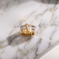 Vente en gros d'anneaux en acier inoxydable plaqué or 18 carats avec zircon superposé pour boutique