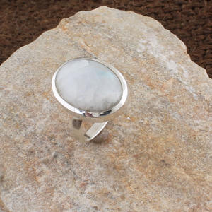 แหวนเงินแท้ 925 ประดับมูนสโตนสีรุ้งธรรมชาติ พลอยไฟสีน้ำเงิน สำหรับผู้หญิง งานหมั้น งานแต่งงาน เครื่องประดับคุณภาพสูง ขายส่ง - Product Image 4