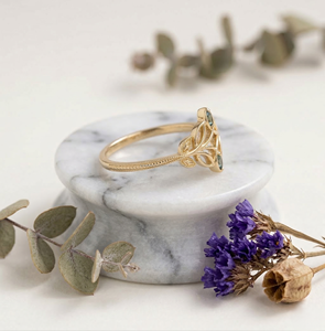 Anillo de Compromiso Contemporáneo con Diseño de Viña, con Detalles de Diamantes IGI, Gema de Musgo Premium, Joyería Nupcial de Moda 2026 - Product Image 1