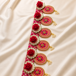 Bandhanwar Toran Hecho a Mano con Rosas Rojas, Adorno para Puerta con Borlas de Perlas Rosadas y Doradas, Decoración Festiva para Bodas y Hogar - Product Image 1