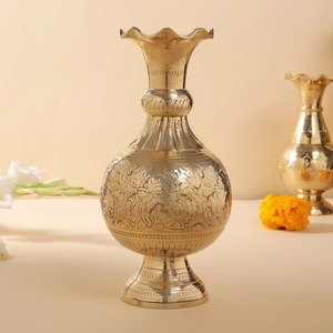 Vase en laiton oriental avec gravure florale et bord évasé pour usage décoratif - Product Image 3