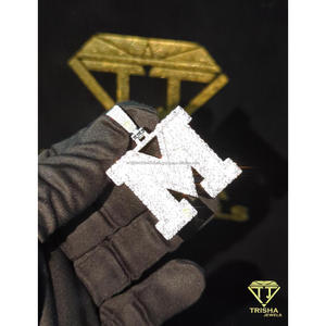 จี้ตัวอักษร "M" แบบสั่งทำพิเศษ ประดับเพชรโมอิสซาไนต์ VVS เงินแท้ 925 ดีไซน์หรูหราสไตล์ฮิปฮอป จาก Trisha Jewels - Product Image 2