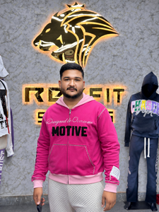 Sudadera con capucha rosa MOTIVE para hombre, estilo oversize, de forro polar, con detalles de pedrería y diseño de bolsillo frontal con cremallera. - Product Image 6