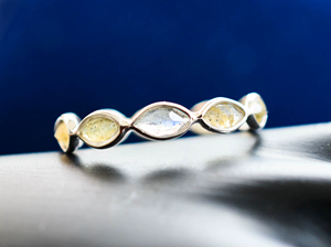 Anillo de Labradorita con Patrón de Eternidad de Primera Calidad en Plata de Ley 925, Anillo que Representa Pura Sofisticación - Product Image 2