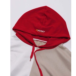 เสื้อฮู้ดดี้ผู้ชาย HUSKY แบบ Color Block ทรงปกติ สวมใส่สบาย ผลิตจากผ้าถัก สีแดง ขาว เบจ โลโก้ด้านหน้า เหมาะสำหรับใส่ในฤดูหนาว ผลิตจากโพลีเอสเตอร์/คอตตอน - Product Image 4