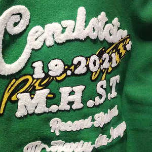 บริการ OEM เสื้อแจ็คเก็ตเบสบอลลายกราฟฟิตี ปรับแต่งได้ตามต้องการ ปักโลโก้ด้วยไหมเชนีล เสื้อแจ็คเก็ตวาร์ซิตี้ผสมขนสัตว์สำหรับผู้ชาย - Product Image 3