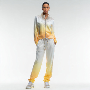 ชุดวอร์มสำหรับผู้หญิง ดีไซน์ทันสมัย ตกแต่งด้วยลายซันเฟดและคริสตัล - Product Image 3