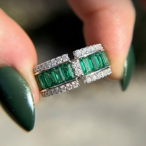 Anillo de compromiso y boda de alta gama, hecho a medida, moderno, de oro blanco de 18k, con diamantes naturales y esmeraldas de corte baguette, anillo grande para - Product Image 2