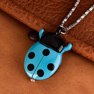 2026 Montre de poche quartz colorée, motif coccinelle de petite taille, style horloge murale, bijou transfrontalier européen et américain - Product Image 3