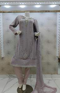 Chiffon brodé, col brodé devant et derrière, travail manuel sur le devant, travail en dentelle, dupatta intérieur en soie, pantalon en chiffon brodé, soie. - Product Image 5