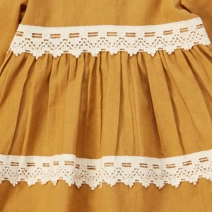 น่ารักสไตล์โบฮีเมียเด็กลูกไม้รายละเอียดมัสตาร์ดสีเหลืองแกว่งชุดที่มีการจับคู่ลูกไม้ผ้าอ้อมปกถักด้วยผ้าฝ้ายนุ่ม - Product Image 2