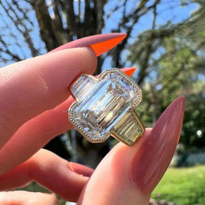 Bague de fiançailles minimaliste pour femme en argent sterling 925 plaqué rhodium avec diamant moissanite taille émeraude unique de 2 carats serti clos - Product Image 4