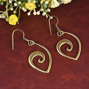 Boucles d'oreilles en laiton plaqué or, forme irrégulière, style antique, bijoux artisanaux en métal poli - Product Image 3
