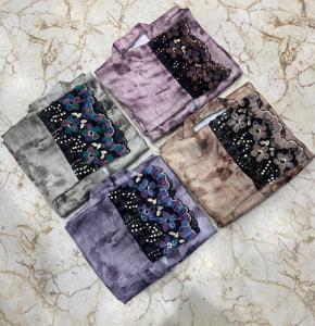 Magnifique burqa imprimé avec des boutons fantaisie et une broderie artisanale lourde sur des manches en tulle fantaisie, avec hijab noir imprimé Tik Tok. - Product Image 4