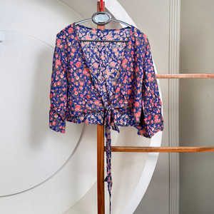 Haut court à fleurs Offre Spéciale pour femmes avec col en V et manches cloche léger décontracté Style Boho Sexy Blouse pour sortie d'été - Product Image 3