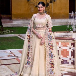 Lehenga Choli beige brodé de sequins framboisiers et de fils, semi-cousu, avec dupatta, prix fabricant par Royal Export - Product Image 1