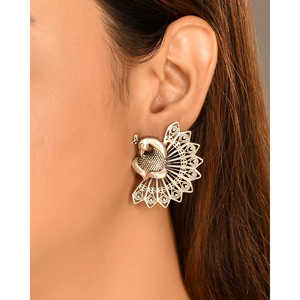 Boucles d'oreilles clous bohèmes raffinées Meera Jaipur Mayoor avec accents argentés pour mariage et soirée - Product Image 2