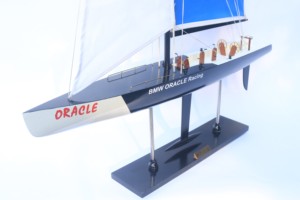 เรือใบอเมริกันทำมือจากไม้ รุ่น B.M.W ORACLE RACING สำหรับตกแต่งบ้านบนโต๊ะ ของขวัญคริสต์มาส หรือของขวัญทางธุรกิจ - Product Image 3
