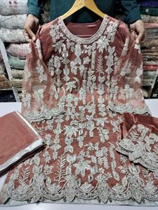 Salwar Kameez Tradicional Indio-Pakistaní para Mujer, Último Modelo 2022, Bordado Intenso con Hilos de Seda Dori Zari, Diseño Moderno en Chifón - Product Image 3