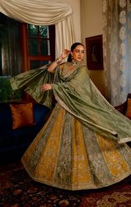 Lehenga Choli de Seda con Lentejuelas Amarillas y Bordados Étnicos Indios para Bodas, Traje Elegante para Mujer, Largo hasta el Suelo - Product Image 2
