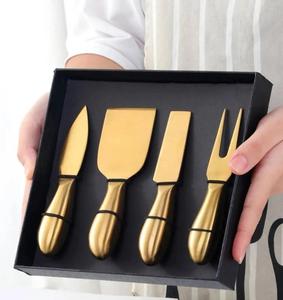 Elegante juego de cuchillos para queso y postres de latón con hojas de acero para servir con estilo en tablas de charcutería, utensilios de lujo para servir queso. - Product Image 1